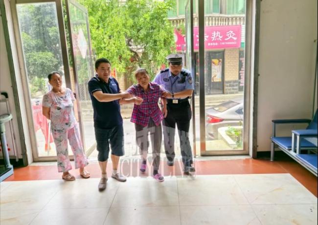 江西一67岁女士被竹叶青咬伤 警民接力紧急送医
